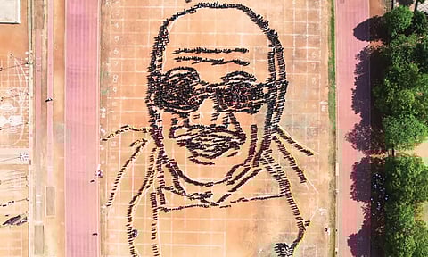 கருணாநிதி உருவ வடிவில் அணிவகுத்த தூய்மை பணியாளர்கள்