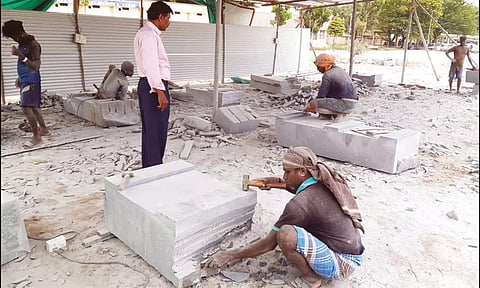 ராஜகோபுரம் அமைக்கும் பணிக்காக கற்களில் நேர்த்தியாக வரி அமைக்கப்பட்ட போது எடுத்த படம்.