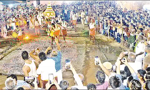 கடலூர் பழைய வண்டிப்பாளையம் திரவுபதி அம்மன் கோவிலில் தீமிதி திருவிழா