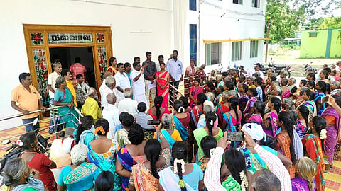 ஒன்றிய அலுவலகத்தை முற்றுகையிட்ட கிராமமக்கள்.