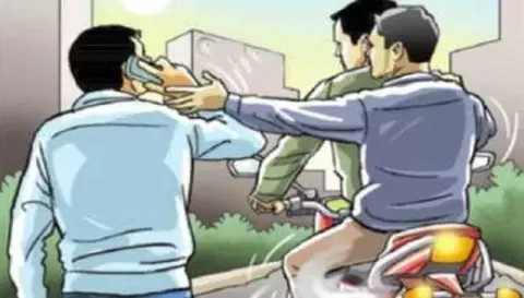 மரக்காணம் அருகே  தனியார் ஊழியரிடம் செல்போன் பறிப்பு