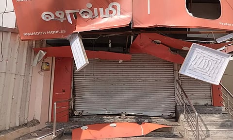விபத்தில் சேதமான தனியார் மொபைல் கடை