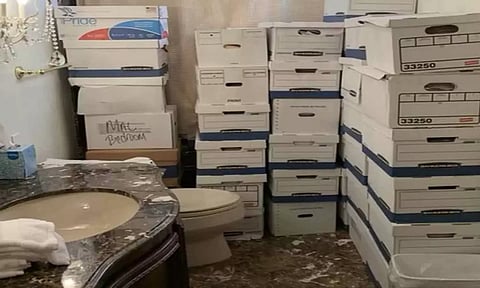 குளியலறையில் வைக்கப்பட்டிருந்த ரகசிய ஆவணங்கள்