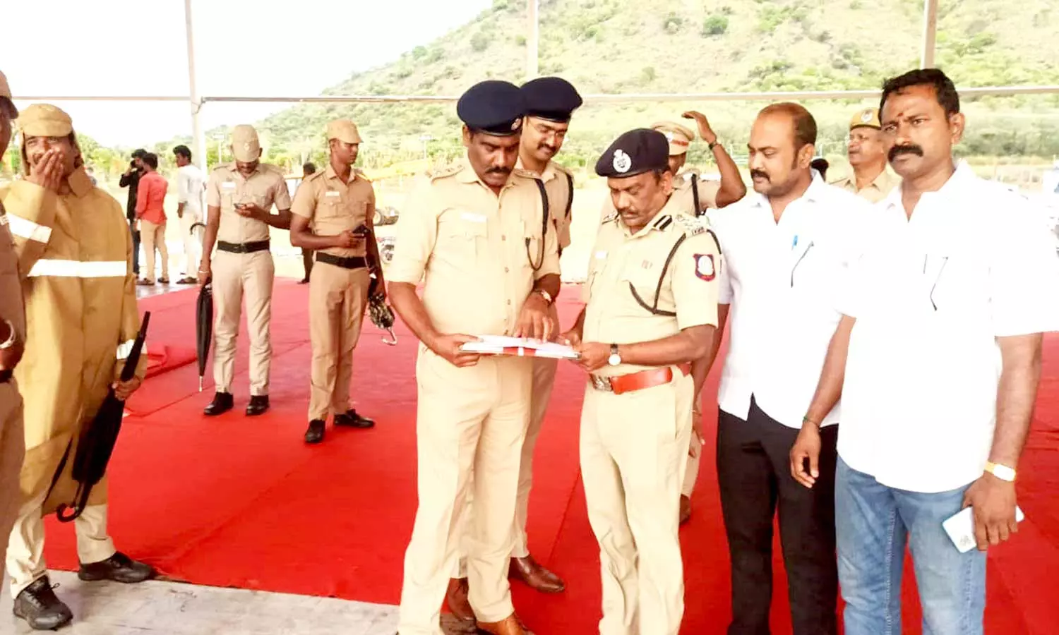 கந்தனேரி பகுதியில் பாதுகாப்பு குறித்து  டி.ஐ.ஜி. முத்துசாமி, சி.ஆர்.பி.எப். கமாண்டோ  அசோக்குமார் ஆய்வு செய்த காட்சி.&nbsp;