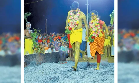 பூக்குழி இறங்கிய பக்தர்களை படத்தில் காணலாம்.