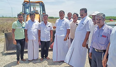 என்.வேடப்பட்டி கிராமத்தில் சாலை பணியை மார்க்கண்டேயன் எம்.எல்.ஏ. தொடங்கி வைத்தபோது எடுத்தபடம்.