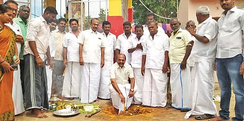 திட்டக்குளம் ஊராட்சியில் பேவர் பிளாக் சாலை அமைக்கும் பணியை கடம்பூர் ராஜு 
எம்.எல்.ஏ. அடிக்கல் நாட்டி தொடங்கி வைத்த காட்சி.