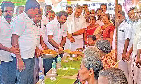 அன்னதானத்தை வி.எஸ்.ஆர். ஜெகதீஸ் தொடங்கி வைத்த காட்சி.