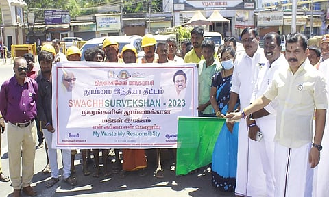 தூய்மை பணிக்கான விழிப்புணர்வு நிகழ்ச்சியை டவுனில் மேயர் பி.எம்.சரவணன் தொடங்கி வைத்த காட்சி. அருகில் துணை மேயர் கே.ஆர்.ராஜூ, 28-வது வார்டு கவுன்சிலர் சந்திரசேகர் மற்றும் பலர் உள்ளனர்.