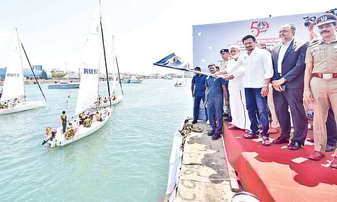 மகளிர் போலீசார் பங்கேற்ற பாய்மர படகு பயணம்- அமைச்சர் உதயநிதி ஸ்டாலின் தொடங்கி வைத்தார்