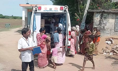 பொதுமக்களுக்கு மருந்து, மாத்திரைகள் வழங்கப்பட்டது.