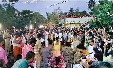 தீமிதி திருவிழாவில் பக்தர் ஒருவர் தீ மிதித்த காட்சி.