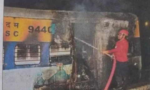 ரெயில் பெட்டியில் பற்றி எரிந்த தீயை அணைத்த காட்சி.