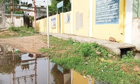 ஈஸ்வரன் கோவில் தெருவில் குட்டை போல் தேங்கி உள்ள கழிவு நீர்.