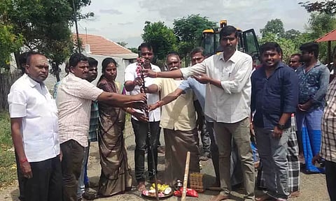 சாலை சீரமைப்பு பணிகள் தொடக்கவிழா நடைபெற்ற காட்சி.&nbsp;