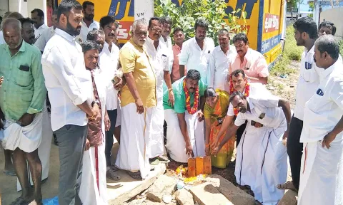 ராஜா எம்.எல்.ஏ. தலைமையில் பூமி பூஜை நடைபெற்ற போது எடுத்த படம்.