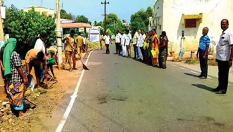 பொத்தனூர் பேரூராட்சியில் நகரங்களின் தூய்மைக்கான மக்கள் இயக்கம் சார்பில் வெள்ளாளர் தெரு பகுதியில் தூய்மை பணிமுகாம் நடைபெற்ற போது எடுத்த படம்.