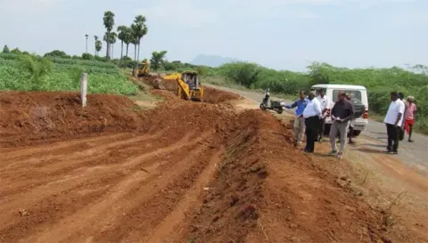தூர்வாரும் பணியினை கண்காணிப்பு அலுவலர் விஜயராஜ் குமார் ஆய்வு செய்த காட்சி.