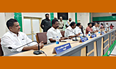 அமைச்சர் சாத்தூர் ராமச்சந்திரன் தலைமையில் ஆலோசனைக் கூட்டம் நடந்தது. அருகில் தங்கப்பாண்டியன் எம்.எல்.ஏ., கலெக்டர் ஜெயசீலன் உள்ளனர்.