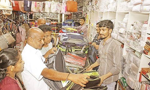 டவுன் சத்தியமூர்த்தி தெருவில் பேக்குகளை ஆர்வமுடன் தேர்வு செய்பவர்களை படத்தில் காணலாம்.