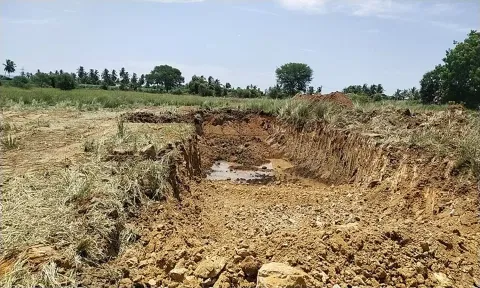 ஏரியில் மணல் திருடப்பட்டுள்ள காட்சி.