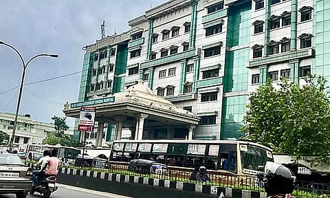 போக்குவரத்து நெரிசலை கட்டுப்படுத்த ராஜீவ்காந்தி மருத்துவமனை பஸ் நிறுத்தம் இடம் மாற்ற பரிந்துரை