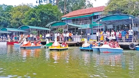 படகு சவாரி செய்து மகிழும் சுற்றுலா பயணிகள்.&nbsp;
