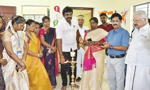 நவீன அங்கன்வாடியை மேயர் சண்.ராமநாதன் திறந்து வைத்து குத்துவிளக்கேற்றினார்.