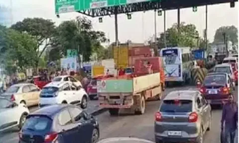 நாளை பள்ளிகள் திறப்பு - சென்னையை நோக்கி படையெடுக்கும் மக்களால் போக்குவரத்து நெரிசல்