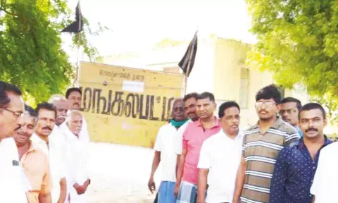 விவசாயிகள்  பொது இடங்களில் கருப்பு கொடி கட்டி போராட்டத்தில் ஈடுபட்ட காட்சி.