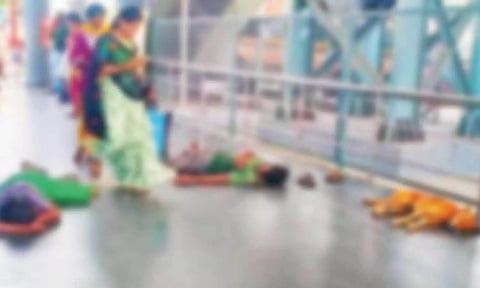 திருப்பூர் மத்திய பஸ் நிலையத்தில் ஆடைகள் களைந்து அலங்கோலமாக படுத்து கிடந்த போதை ஆசாமிகள்