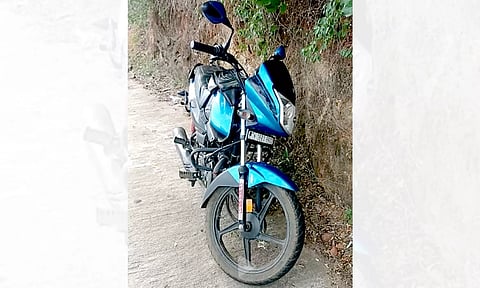 மோட்டார் சைக்கிளை விட்டு சென்ற நபர் அடையாளம் தெரிந்தது