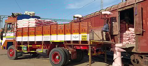 ரெயிலில் வந்த உர மூட்டைகள் வெளி மாவட்டங்களுக்கு அனுப்பி வைக்க லாரியில் ஏற்றப்பட்டது.