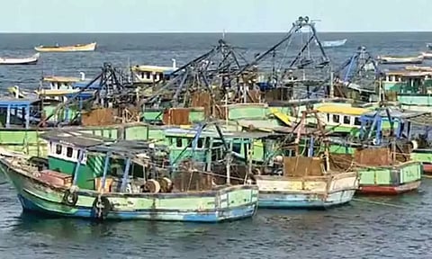 புயல் சின்னத்தால் ராமேசுவரம், பாம்பனில் தடைக்காலம் முடிந்து மீனவர்கள் கடலுக்கு செல்வதில் சிக்கல்