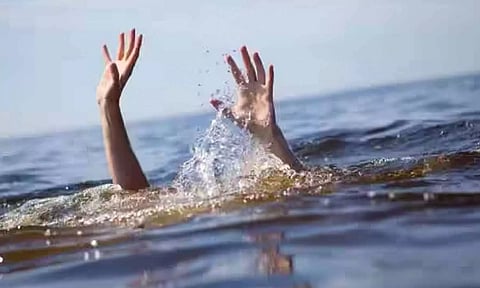 மண்டைக்காட்டில் பெண்கள் உள்பட 5 பேர் கடல் அலையில் சிக்கினர்- மீனவர்கள் போராடி மீட்டனர்