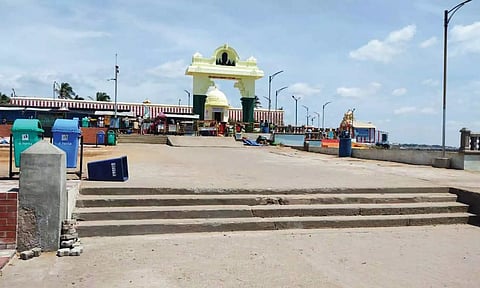 சங்கிலித்துறை கடற்கரை பகுதி சுற்றுலா பயணிகள் இன்றி வெறிச்சோடி கிடப்பதை படத்தில் காணலாம்.