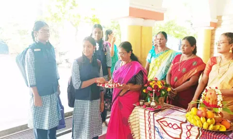 திருவண்ணாமலை நகராட்சி பெண்கள் மேல்நிலைப் பள்ளியில் விடுமுறை முடித்து பள்ளிக்கு வருகை தந்த மாணவிகளை பூரண கும்ப மரியாதையுடன் வரவேற்ற போது எடுத்த படம்.