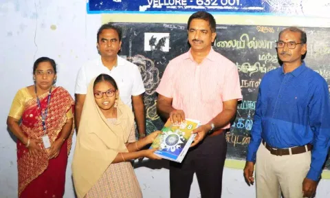 வேலூர் முஸ்லீம் அரசு பள்ளியில் கலெக்டர் குமாரவேல் பாண்டியன் இலவச நோட்டு, புத்தகங்கள் வழங்கிய போது எடுத்த படம்.