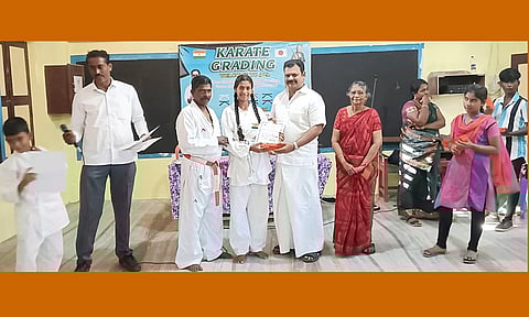 கராத்தே பயிற்சி பெற்ற மாணவர்களுக்கு தகுதி அடிப்படையில் கராத்தே பெல்ட் வழங்கும் விழா நடந்தது. பள்ளி தாளாளர் முகைதீன் இப்ராகிம் தலைமை வகித்து பரிசு வழங்கினார்.