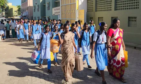 கடலூர் மஞ்சகுப்பம் புனித அன்னாள் மேல்நிலைப்பள்ளியில் விடுதியில் சேர்ப்பதற்காக மாணவிகளின் உடமைகளை பெற்றோர்கள் எடுத்து வருவதை படத்தில் காணலாம்.