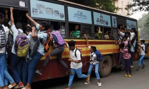 மாணவர்கள் பஸ் படிக்கட்டுகளில் தொங்கும் பயணத்தை தவிர்க்க வேண்டும்- ஆவடி போலீஸ் கமிஷனர் எச்சரிக்கை