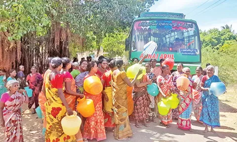 சாலை மறியலில் ஈடுபட்ட பெண்களை படத்தில் காணலாம்.