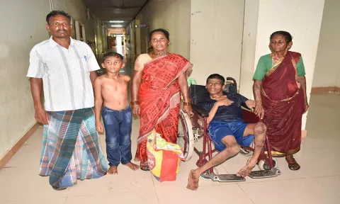 கடலூர் கலெக்டர் அலுவலகத்தில் குடும்பத்துடன் தீக்குளிக்க முயன்ற மாற்றுத்திறனாளியை படத்தில் காணலாம்.