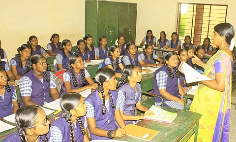 டவுன் கல்லணை பள்ளியில் மாணவிகளுக்கு பாடம் நடத்திய ஆசிரியை.