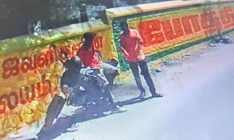 சாமிதோப்பு பகுதியில் மோட்டார் சைக்கிளை திருடி சென்ற கொள்ளையர்கள்