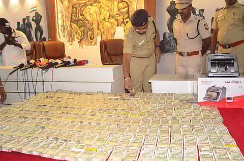 பொதுமக்கள் 2 ஆயிரம் ரூபாய் நோட்டுகளை வங்கியில் மாற்றவும்-கோவை எஸ்.பி அறிவுரை