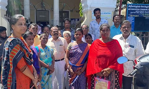 அரியாங்குப்பம் கொம்யூன் பஞ்சாயத்து அலுவலகத்தை பா.ஜனதாவினர் முற்றுகையிட்ட காட்சி.