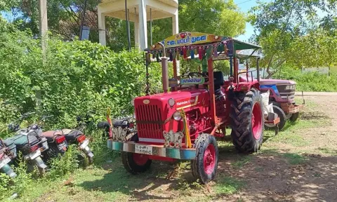 தனியார் கல்லூரி பஸ்சை முந்தி செல்ல முயன்ற வாலிபர்கள் டிராக்டர் மோதி பலி