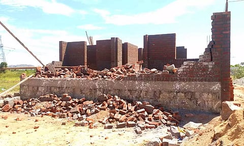 புதிதாக கட்டப்பட்ட நிதி நிறுவன ஊழியரின் வீட்டை ஜே.சி.பி. எந்திரம் மூலம் இடித்த 2 பேர் கைது