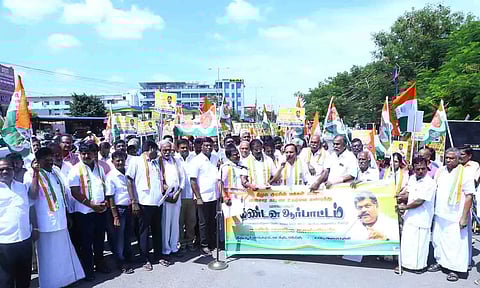 மின் கட்டண உயர்வை கண்டித்து திருப்பூர் கலெக்டர் அலுவலகம்  முன்பாக தமிழ் மாநில காங்கிரஸ் கட்சியினர் ஆர்ப்பாட்டத்தில் ஈடுபட்டனர். அதில்  பங்கேற்றவர்களை படத்தில் காணலாம்.&nbsp; &nbsp;